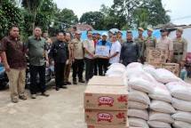 Rektor Institut Pemerintahan Dalam Negeri (IPDN) Dr. Hadi Prabowo, M.M (Tengah) seahkan bantuan bencana Cianjur