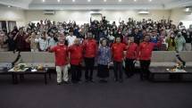 Prof. Dr. Meutia Farida Hatta Swasono, MA, Guru Besar Universitas Indonesia (Tengah) 
