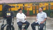Babeh Haikal Ketum Majelis Keluarga Indonesia kiri bersama Ketua Jufi Wiyanto