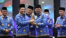 Menteri Dalam Negeri (Mendagri) Tito Karnavian serahkan anugerah ke Mentan SYL