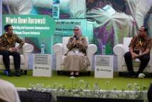 Direktur Sumber Daya Manusia PT Kimia Farma Tbk Dharma Syahputra (kiri), Chief Marketing and Corporate Communication SiCepat Ekspres Wiwin Dewi Herawati (tengah), dan Direktur Sumber Daya Manusia PT Pelindo Terminal Petikemas Edi Priyanto (kanan) dalam roundtable discussion Olahkarsa: CSR Outlook 2022 pada Jumat (25/11).