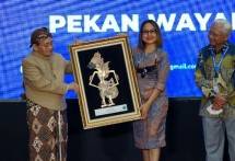 BCA Perkenalkan Wayang Indonesia Kepada Generasi Muda &ndash; (kiri ke kanan) Ketua Umum Sena Wangi Suparmin Sunjoyo, Executive Vice President Corporate Communication & Social Responsibility BCA Hera F. Haryn, dan Dewan Kehormatan Sena Wangi Kodradi hadir dalam pementasan seni Wayang Indonesia yang diinisiasi oleh Sekretariat Nasional Wayang Indonesia (SENA WANGI) dalam rangka memperingati Hari Wayang Nasional. 