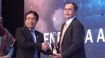 Direktur Legal, External Affairs & Circular Economy Chandra Asri, Edi Rivai saat menerima penghargaan SNK Award 2022