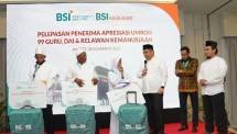 Direktur Sales & Distribution BSI Anton Sukarna melepas keberangkatan 120 orang guru- guru di pelosok, da&rsquo;i dan relawan kemanusiaan yang berasal dari berbagai daerah di Indonesia. 