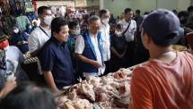Erick Thohir bersama Mendag Zulkifli Hasan meninjau pasar