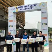 Paling kiri: Andjar Radite - VP Operations Human Initiative Naresh K Kalani - Director of Guardian Indonesia, Relawan Hero Hendy - Direktur PT Hero Supermarket Tbk