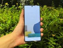 Tidak perlu khawatir, soalnya Galaxy A33 A53 A73 sudah dibekali fitur IP67 yang water and dust resistant. Anda bisa worry-free saat hujan untuk tetap mengabadikan momen konser dengan maksimal.