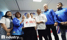 CEO XL Axiata, Dian Siswarini, siswa SMAN, Menkominfo, Rudiantara, Direktur/CCO XL Axiata, Allan Bonk, Abhijit Navalekar dalam acara peluncuran Gerakan Donasi Kuota (Foto Rizki Meirino)