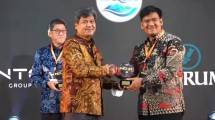 Direktur Jenderal Industri Agro Kemenperin Putu Juli Ardika saat menyerahkan penghargaan INDI 4.0 