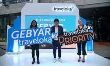 Dian Asmahani, Brand and Marketing Director Wuling Motors Indonesia (kiri), Terry Santoso, VP Platform Marketing Traveloka (tengah), dan Chikita Rosemarie, PR Manager PT Central Mega Kencana dalam acara Grand Launching Gebyar Traveloka.