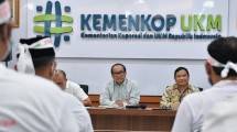SesmenKopUKM Arif Rahman Hakim saat menerima aspirasi publik terkait regulasi perkoperasian