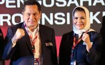 Ketua Umum DPD HIPPI DKI Jakarta Uchy Hardiman bersama Ketua Umum Demisioner Sarman Simanjorang