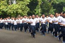 Prajurit dan PNS Denma Mako Kormar Laksanakan Olahraga 