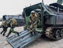 Prajurit Yonif 5 Marinir Latihan Naik Turun Ranpur