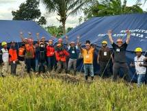 Kegembiraan Berhasil Mendirikan Dua Tenda di Atas Tanah Persawahan yang Belum Mengeras