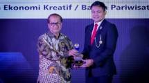 SesKemenKopUKM Arif Rahman Hakim mewakili KemenKopUKM saat menerima penghargaan Badan Publik Informatif dalam Anugerah KIP 2022