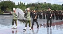 KASAD Jenderal TNI Dudung Tabur Bunga di Makam Mantan Kasad