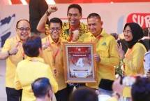Koalisi partai pendukung pemerintahan, Partai Golongan Karya (Golkar), di kantor KPU pada Rabu (14/12) kemarin. Tampak Lodewijk F Paulus, Sekjen Golkar bersama pengurus partai yang saat memutuskan untuk tetap menggunakan nomor urut yang sama, yakni nomor 4 pada Pemilihan Umum (Pemilu) 2024 mendatang.&nbsp; Partai Golkar siap tempur menghadapi Pemilihan Umum (Pemilu) dan Pemilihan Presiden (Pilpres) 2024.