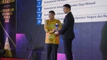 Irjen Kemenperin Masrokhan mewakili Kementerian Perindustrian saat menerima penghargaan anugerah keterbukaan informasi publik 2022