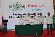 Qohari Cholil, Direktur Eksekutif LAZISNU PBNU; Omar Sjawaldy Anwar, Presiden Direktur Prudential Syariah; KH Yahya Cholil Staquf (Gus Yahya), Ketua Umum PBNU; KH Habib Ali Hasan Al Bahar, Lc., M.A, Ketua LAZISNU; dan Moesafa, Sekretaris LAZISNU PBNU & Prudential Syariah melakukan penandatanganan MoU untuk kerja sama literasi dan inklusi keuangan Syariah. 