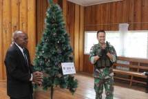 Satgas Yonif Mekanis 203 AK Berikan Pohon Natal Untuk Gereja Baptis Manggalome