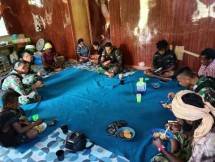 Satgas Yonif R 142 KJ Masak dan Makan Bersama Warga dengan Makanan Khas TNI