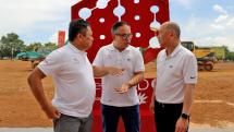 Wakil Menteri BUMN II RI Kartika Wirjoatmodjo (tengah), Direktur Utama Telkom Ririek Adriansyah (kiri), dan CEO Singtel Yuen Kuan Moon (kanan) usai prosesi groundbreaking NeutraDC Hyperscale Data Center Batam