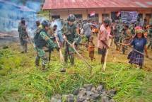 Prajurit Kostrad Bagikan Bahan Makanan dan Gelar Acara Bakar Batu di Pegunungan Papua