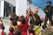 Sinterklas 142 Datang Bagikan Kue dan Permen di Papua Pegunungan