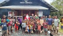 Kodim 1714 Puncak Jaya Bagikan 250 Bingkisan Natal untuk Anak-Anak