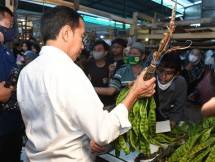 Sambut Nataru, Presiden Jokowi Cek Harga di Pasar Cigombong Bogor