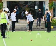 Presiden Jokowi bersama Menteri PUPR Basuki dan Kang Emil Main Gateball