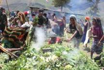 Sambut Hari Natal di Lanny Jaya, Satgas Yonif Mekanis 203 AK Adakan Acara Bakar Batu