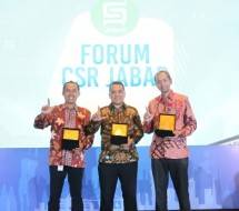 PT South Pacific Viscose mendapatkan 3 Awards di CSR Forum Jabar. Kiri-Kanan : Corporate Affairs Manager Sigit Indrayana, Presiden Direktur Sri Aditia, Direktur Keuangan Rahadian Ratmawijaya