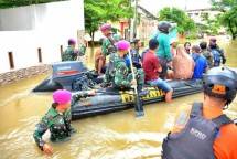 Prajurit Korps Marinir Evakuasi Kotban Banjir di Makassar