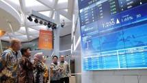 Dari ki-ka: Direktur Finance & Strategy BSI Ade Cahyo Nugroho, Wakil Direktur Utama BSI Bob Tyasika Ananta, Direktur Compliance & Human Capital BSI Tribuana Tunggadewi, Direktur Risk Management BSI Tiwul Widyastuti, Direktur Utama BSI Hery Gunardi, dan Direktur Pengaturan dan Perdagangan BEI Irvan Susandy saat seremoni pembukaan perdagangan Bursa Efek Indonesia 