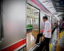 Presiden Jokowi Tinjau Infrastruktur dan Naik KRL dari Tanah Abang ke Manggarai