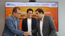 Direktur Strategic Portfolio Telkom Budi Setyawan Wijaya (kiri), bersama dengan Plt. CEO TelkomSigma Roberto Surya Negara (tengah), dan Direktur Utama Asia Tenggara Avanade Bhavya Kapoor (kanan) usai penandatanganan nota kesepahaman