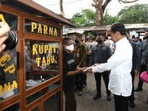 Presiden Jokowi Berikan Bansos kepada Para Pedagang di Pasar Baru Subang