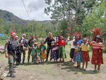 Satgas Yonif Raider 142 KJ Keliling Kampung Distrik Kelila