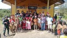 Bakar Batu Warnai Natal Satgas Yonif 143 TWEJ Bersama Masyarakat Papua