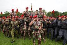 PanglimaTNI Laksamana Yudo Margono Terima Brevet Komando Baret Merah