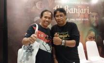 Penulis Eddie Karsito bersama Ensadi Joko Santoso sutradara film &ldquo;Syekh Muhammad Arsyad Al Banjari&rdquo;