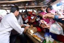 Presiden Jokowi Serahkan Bantuan Sosial kepada Pedagang di Pasar Sila Bima NTT 
