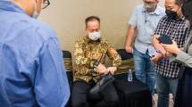 Pamer Sepatu Buatan Cibaduyut kepada Awak Media, Menperin Agus: Ini Enak Banget, Empuk