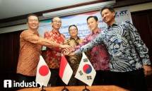 Presiden Direktur PT Chandra Asri Petrochemical Tbk (CAP) Erwin Ciputra (kedua kanan) dan Wakil Presiden Direktur CAP Kulachet Dharachandra (kanan) berbincang dengan Direktur Toyo Engineering Corporation Japan Tomohisa Abe (tengah)-Dok INDUSTRY.co.id