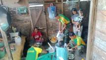 Satgas Yonarmed 1 Kostrad Ajarkan Pengolahan Singkong