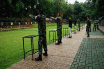 Latihan Menembak Pistol Prajurit Yonif 2 Marinir