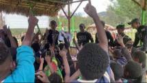 Keceriaan Anak-Anak Distrik Malagay Bersama Satgas Yonif Mekanis 203 AK