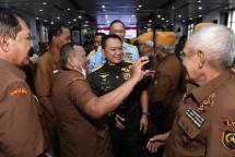 Keakraban Kasad Jend TNI Dudung Abdurachman dengan Veteran 